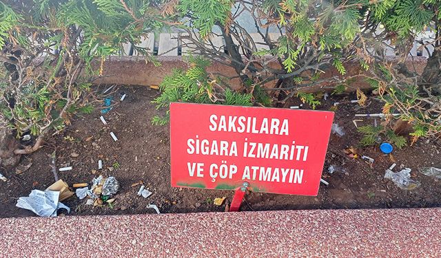 Eskişehir'de tramvay durağındaki uyarıyı takan yok