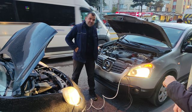 Eskişehir'de yolda kalan aracı elektrik kablosu ile kurtardı