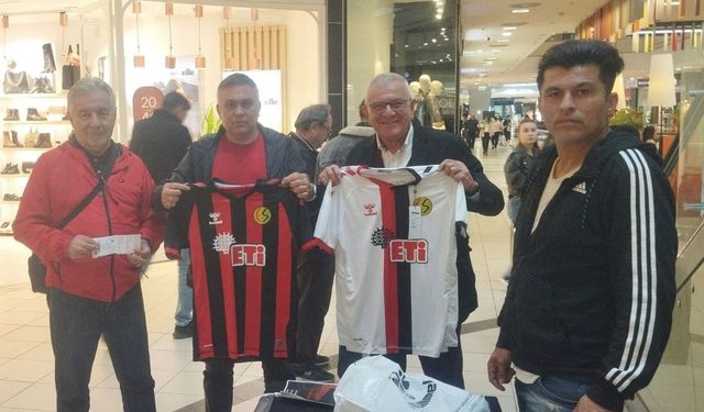 Eskişehirspor formaları mağazalarda satışa çıktı