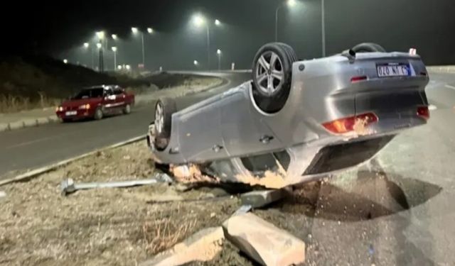 Emet’te refüje çarparak ters dönen aracın sürücüsü yaralandı