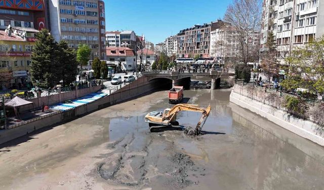 Eskişehir’de gondolların dolaştığı yerde kamyonlar gezdi, susuz Porsuk’u gören turistler şaşkınlık yaşadı