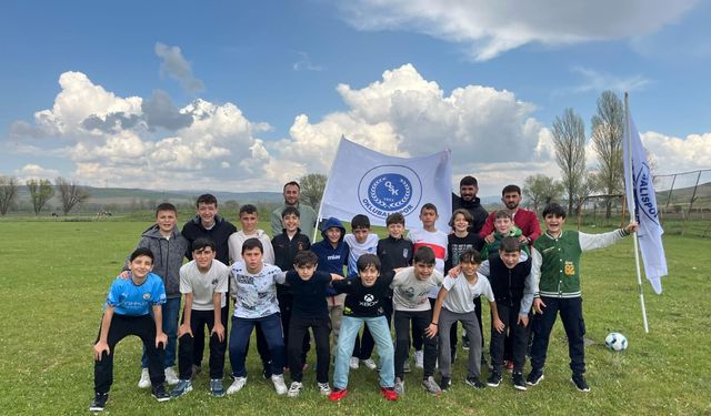 Futbolcularına Oklubalı’nı gezdirdi