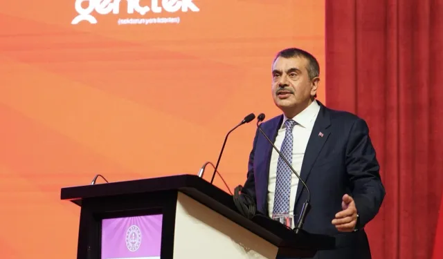 Bakan Tekin GençTek Zirvesi'nde genç bilişimcilerle buluştu