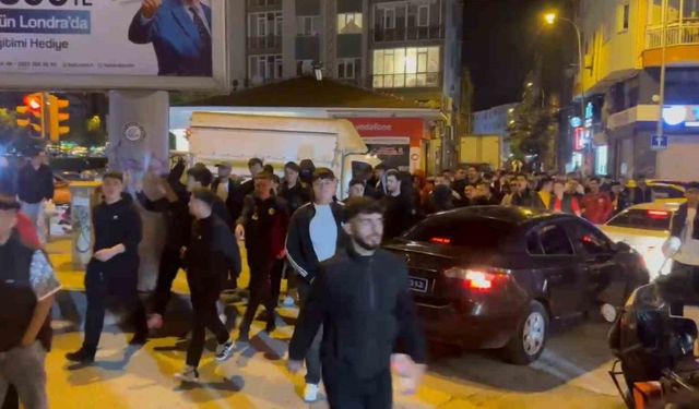 Eskişehirspor taraftarı sokağa döküldü
