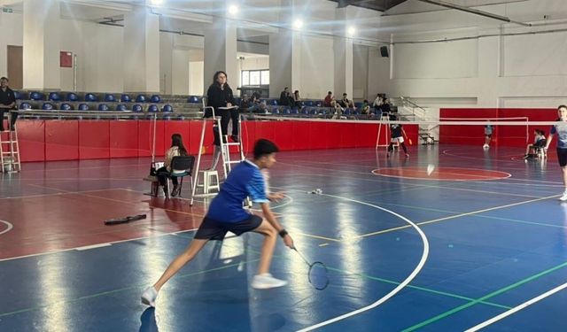 Kütahya’da genç badmintoncular kıyasıya mücadele etti