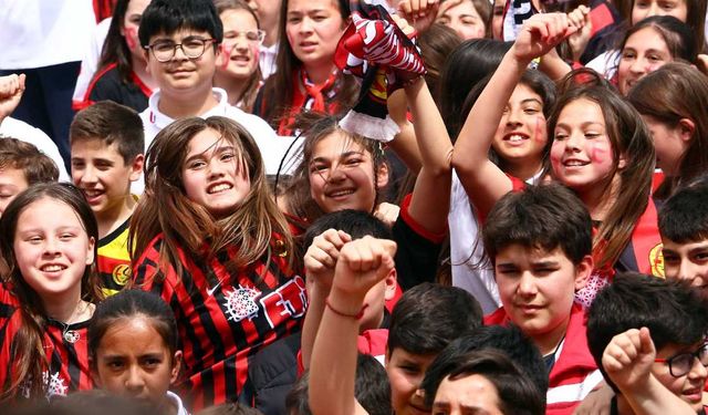 Es Es’li futbolcuları görünce çok sevindiler