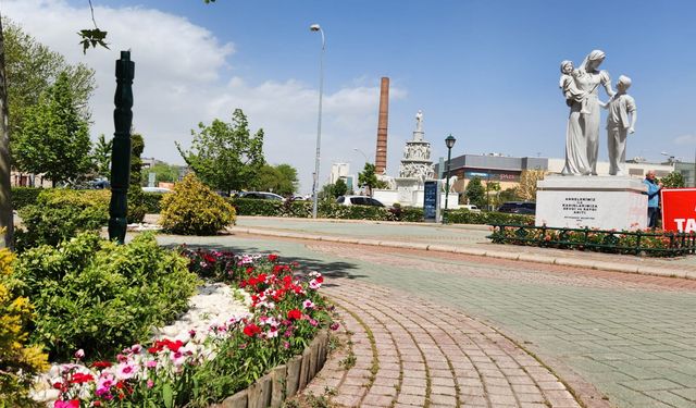 Büyükşehir Belediyesi’nin peyzaj süslemeleri şehre renk katıyor
