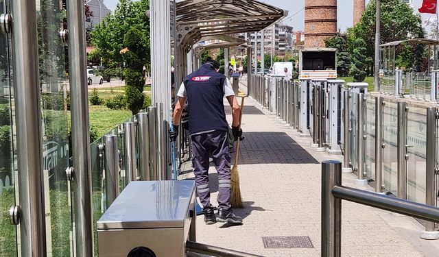 Eskişehir'de tramvay yolu ve duraklarında temizlik çalışması