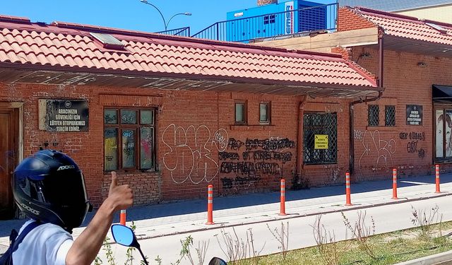 Atıl binaya izinsiz yazılar yazıldı
