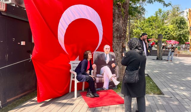 Eskişehirliler Yediler Parkı’nda Atatürk’le hatıra fotoğrafı çektirdi