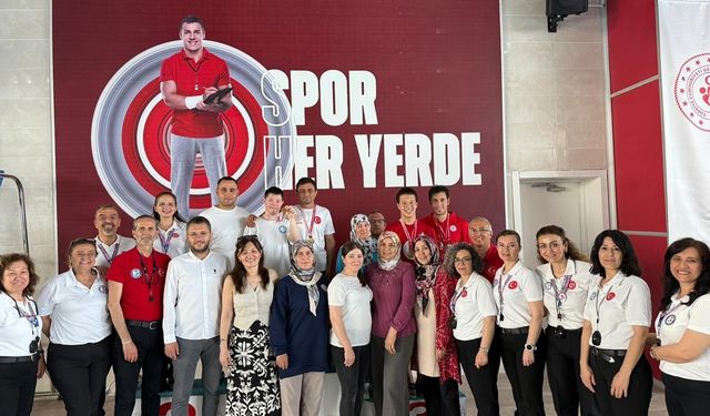 Yüzmede madalyalarını aldılar