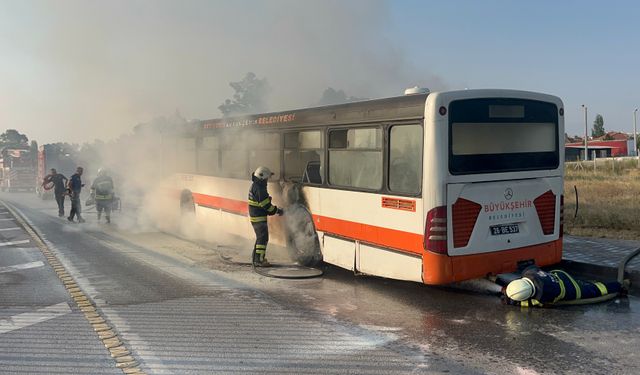 Eskişehir'de belediye otobüsü alev alev yandı