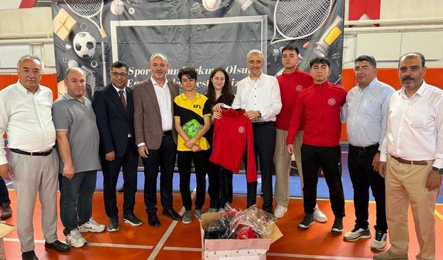 Kütahya’nın ilçelerinde 42 okula spor malzemesi desteği