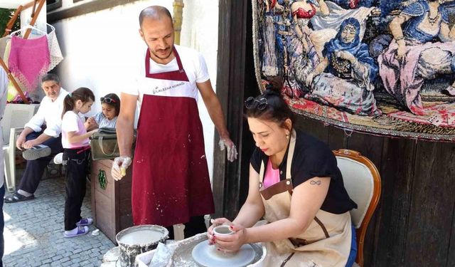 Kütahya’nın tarihi mekanlarından Germiyan Sokak’ta çini sanatı yeniden canlanıyor