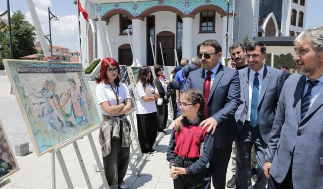 "Sesin ve Rengin Yolculuğu" Resim Sergisi valilik önünde açıldı
