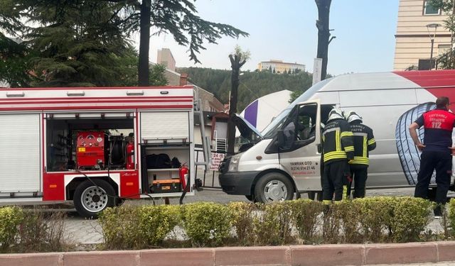 Tavşanlı’da seyir halindeki minibüs alev aldı