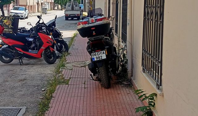 Eskişehir'de dar kaldırım motosikletle tamamen kapandı