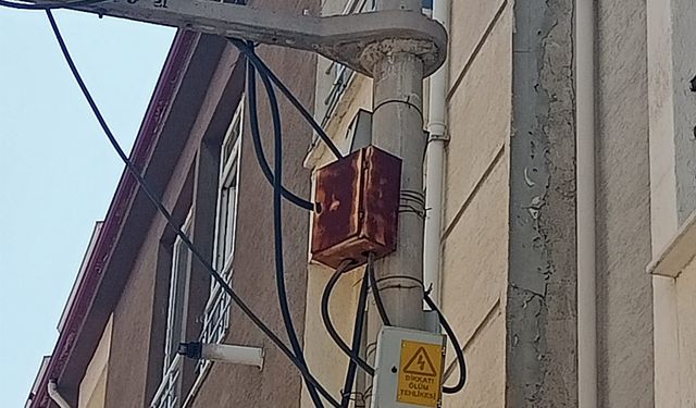 Eskişehir'de paslı elektrik direkleri acil bakım istiyor