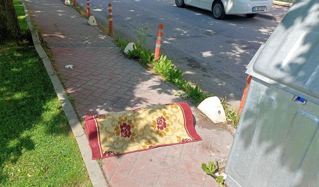Uluönder Mahallesi'nde kaldırıma bırakılan halı tepki çekti