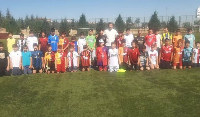 Yaz futbol okulunda eğitimlere devam