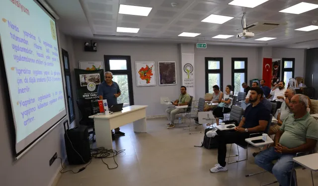 Efes Tarlası’nda nar üreticilerine bilinçlendirme eğitimi