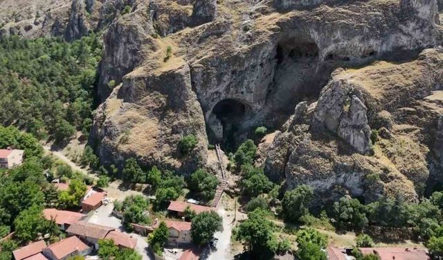 Mağaraları görebilmek için yüzlerce basamak çıkıyorlar