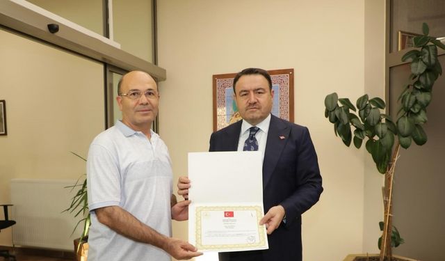 Vali Işın, emekli olan polis memuruna hizmet belgesini verdi