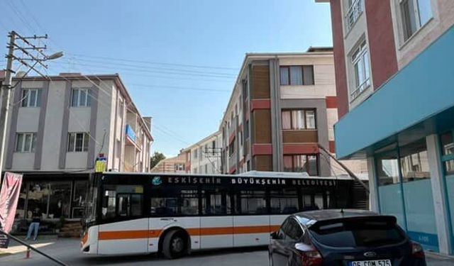 Eskişehir’de belediye otobüsü direği devirdi: Yaralanan olmadı