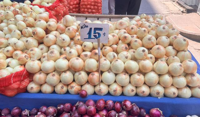 Eskişehir'deki pazarda soğan ucuzluğuyla dikkat çekti