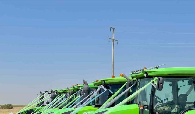 (ÖZEL) Çiftçi çift gelin aracı olarak traktörü seçti