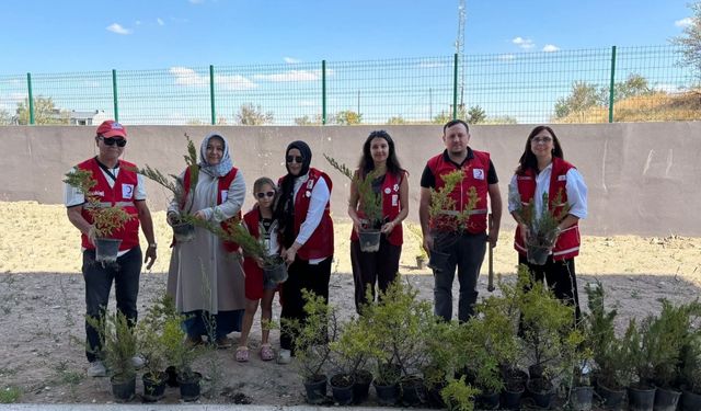 Eskişehir’de genç gönüllüler fidanlarla geleceğe nefes oldu
