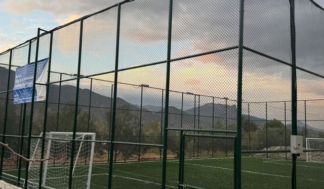 Eskişehir'de o mahalleye halı saha yapıldı