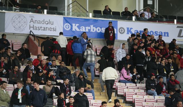 Taraftar takımın oyununa tepkiliydi