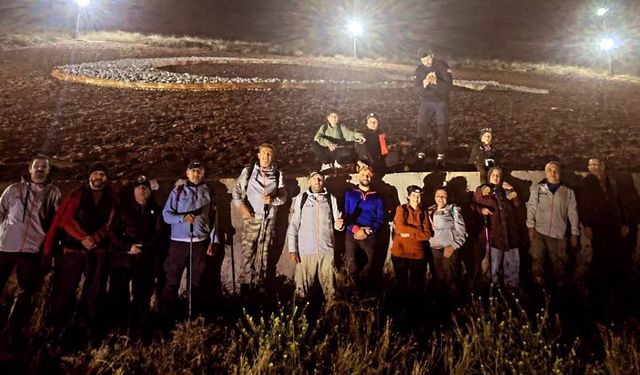 Gece yürüyüşünde anlamlı buluşma