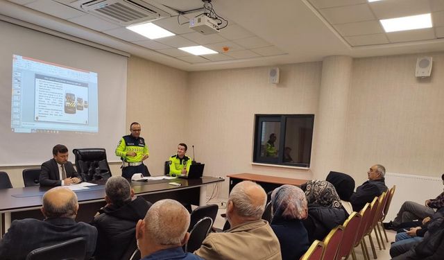 Altıntaş’ta okul servis sürücülerine trafik güvenliği ve servis hizmetleri eğitimi