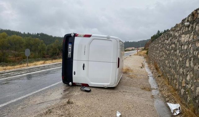 Bilecik’te seyir halinde kamyonet devrilirken, sürücüsü yaralandı