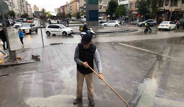 Hatboyu Caddesi’ni görevliler değil 63 yaşındaki vatandaş temizledi