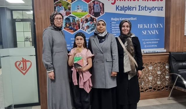 Kütahya’da Kur’an Kursu öğrencisi harçlıklarını Gazze’ye bağışladı