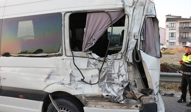 Denizli’de feci kaza: Servise çarpan kamyon can aldı