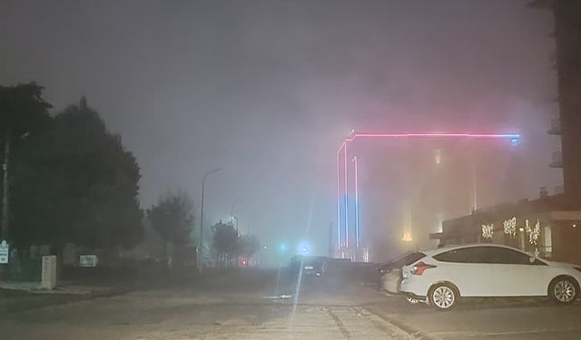 Eskişehir gece saatlerinde sise büründü