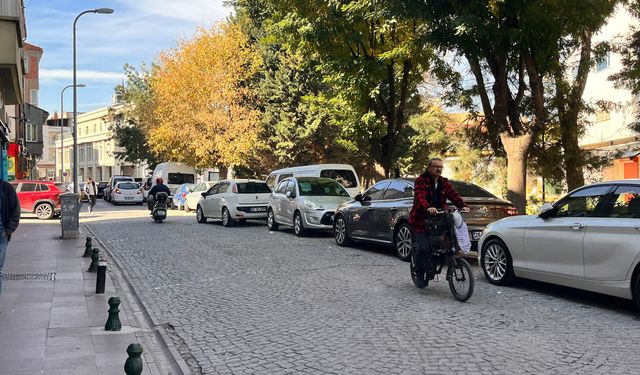 Eskişehir'de çift sıralı park trafiği kilitledi!