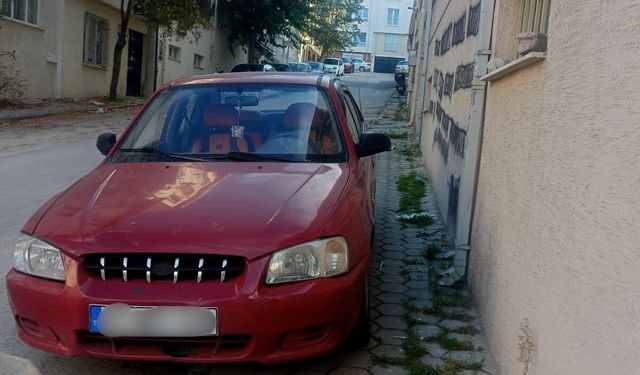 Eskişehir’de dar sokaklarda park sorunu devam ediyor