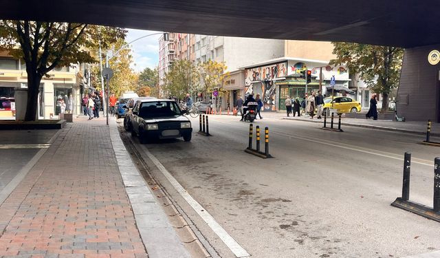 Eskişehir’de kuralsız park caddede kaosa yol açtı