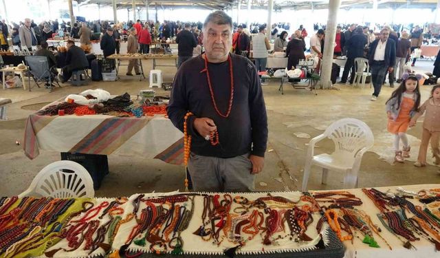 30 yıldır şehir şehir dolaşarak tespih satıyor