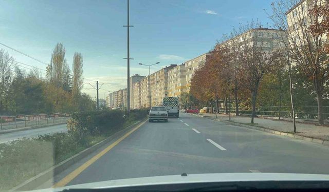 Arka cama "Yakışır yaşıma yanlışlarım" yazdı, caddeyi egzozuyla rahatsız etti