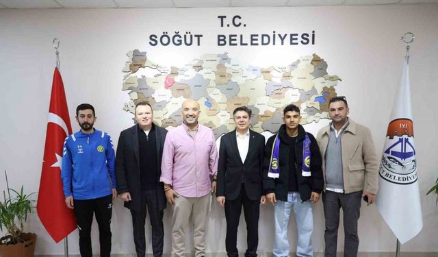 Bilecikli genç futbolcu Eskişehirspor'a imza attı