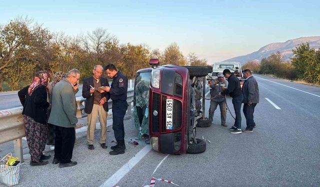 Devrilen ticari araçta 4 kişi kazayı yara almadan atlattı