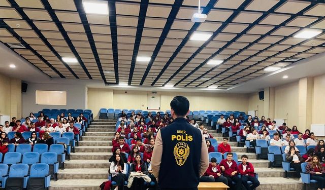 Domaniç’te öğretmen ve öğrenciler siber suçlara karşı bilgilendirildi