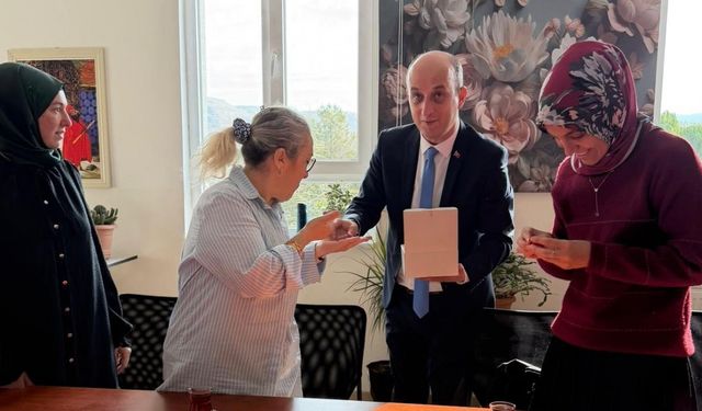 Hisarcık’ta öğretmenlere Türk bayrağı rozeti hediye edildi