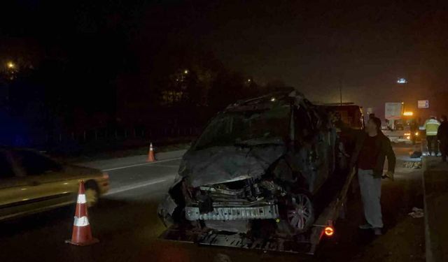 Kontrolden çıkan araç aydınlatma direğini devirip karşı yöne geçti